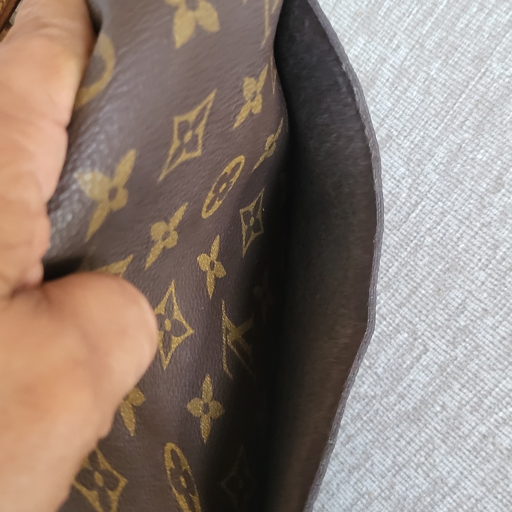 Louis Vuitton
Saint cloud vintage leather crossbody bag w/COA!!! - Picture 7 of 14